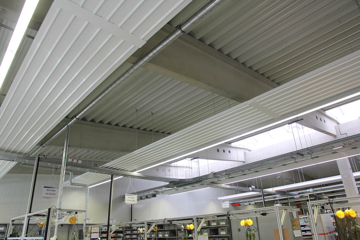 Deckenstrahlplatten in einer Montagehalle